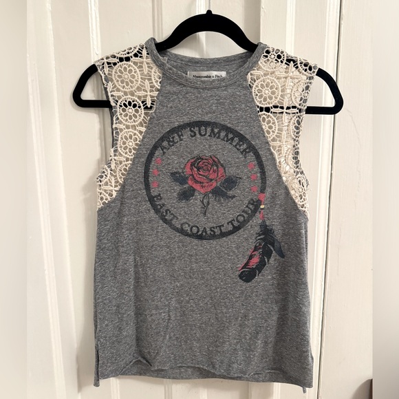 Abercrombie & Fitch Tops - Cute XS A&F gray top with flowers